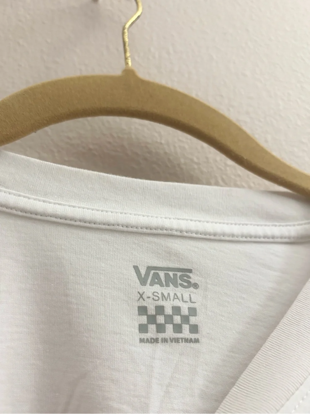 5/$15 🩷 Vans White Cropped Long Sleeve Tee with Pink & Orange Skull Graphic - Picture 3 of 8